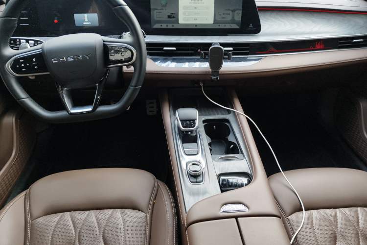 Used Chery Arrizo 8 2024 High-Performance Edition 2.0T DCT Powerfully Tuned Center Console