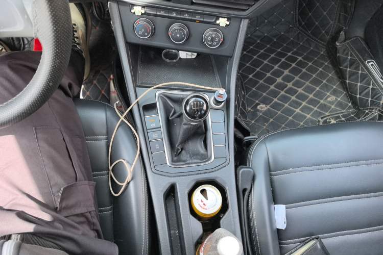 Used Volkswagen Sagitar 2019 200TSI Manual Fashion Edition China VI Gear Lever