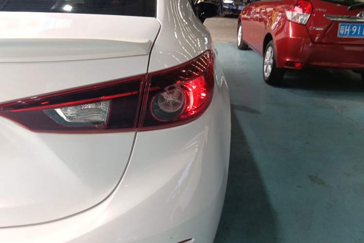 Used Mazda Mazda 3 Axela 2014 Sedan 1.5L Automatic Luxury Model
