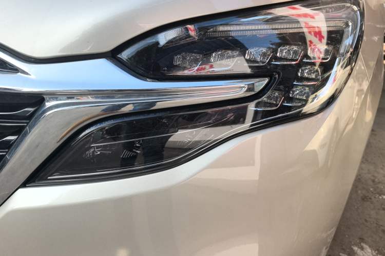 Used Buick GL8 2022 ES Landtrek 653T Luxury Edition