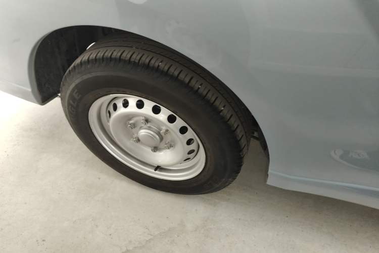 Used Wuling Yangguang 2024 300KM Comfort Version Passenger Van 75kW Exterior 5