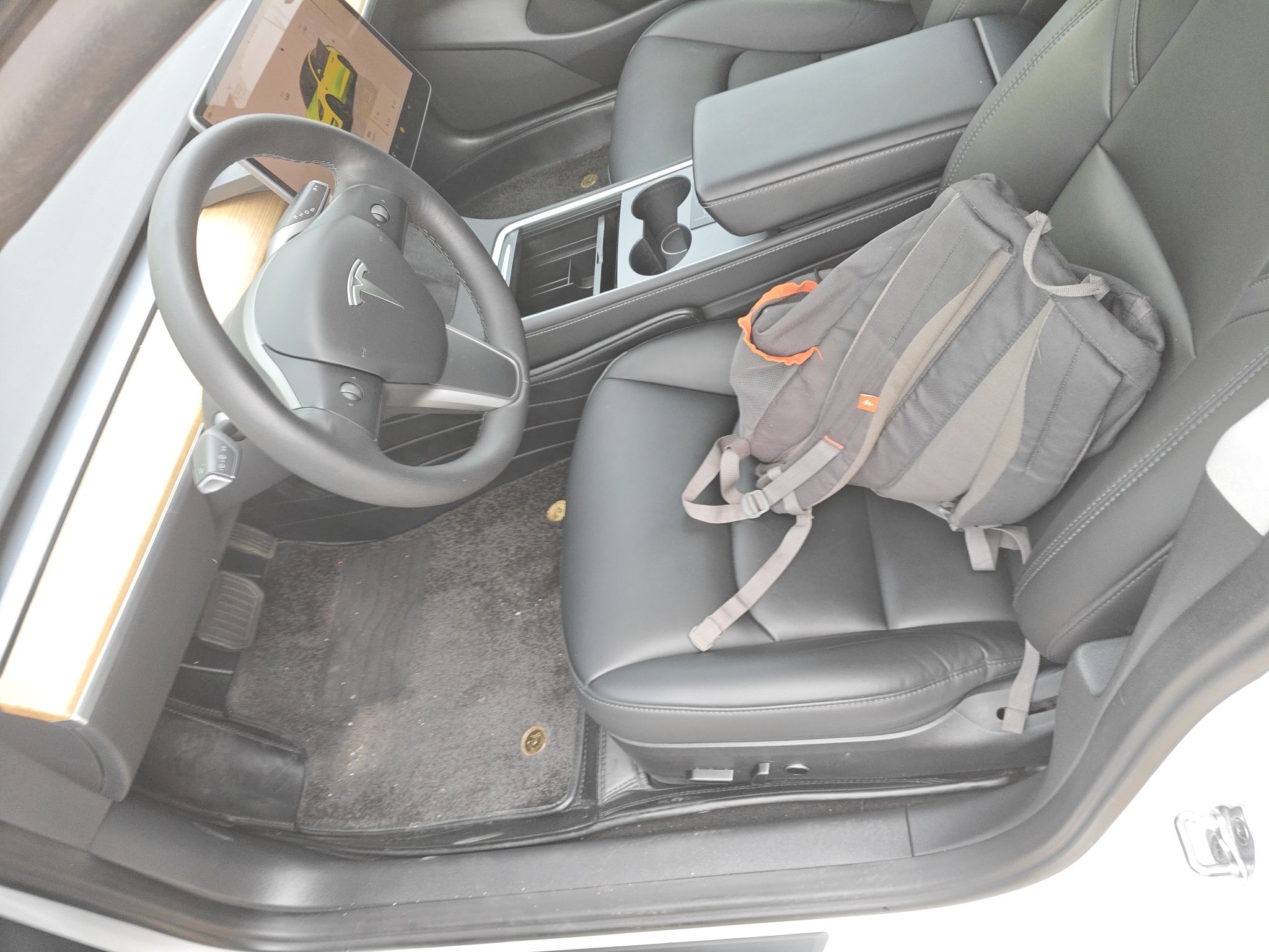 المقاعد الأمامية داخل السيارة