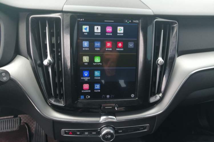 Used Volvo XC60 2023 B5 4x4 Smart Luxury Edition Audio And AC Panel