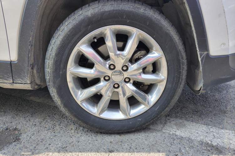 Used Jeep Cherokee 2016 2.4L Superior Edition Right Front Wheel Hub