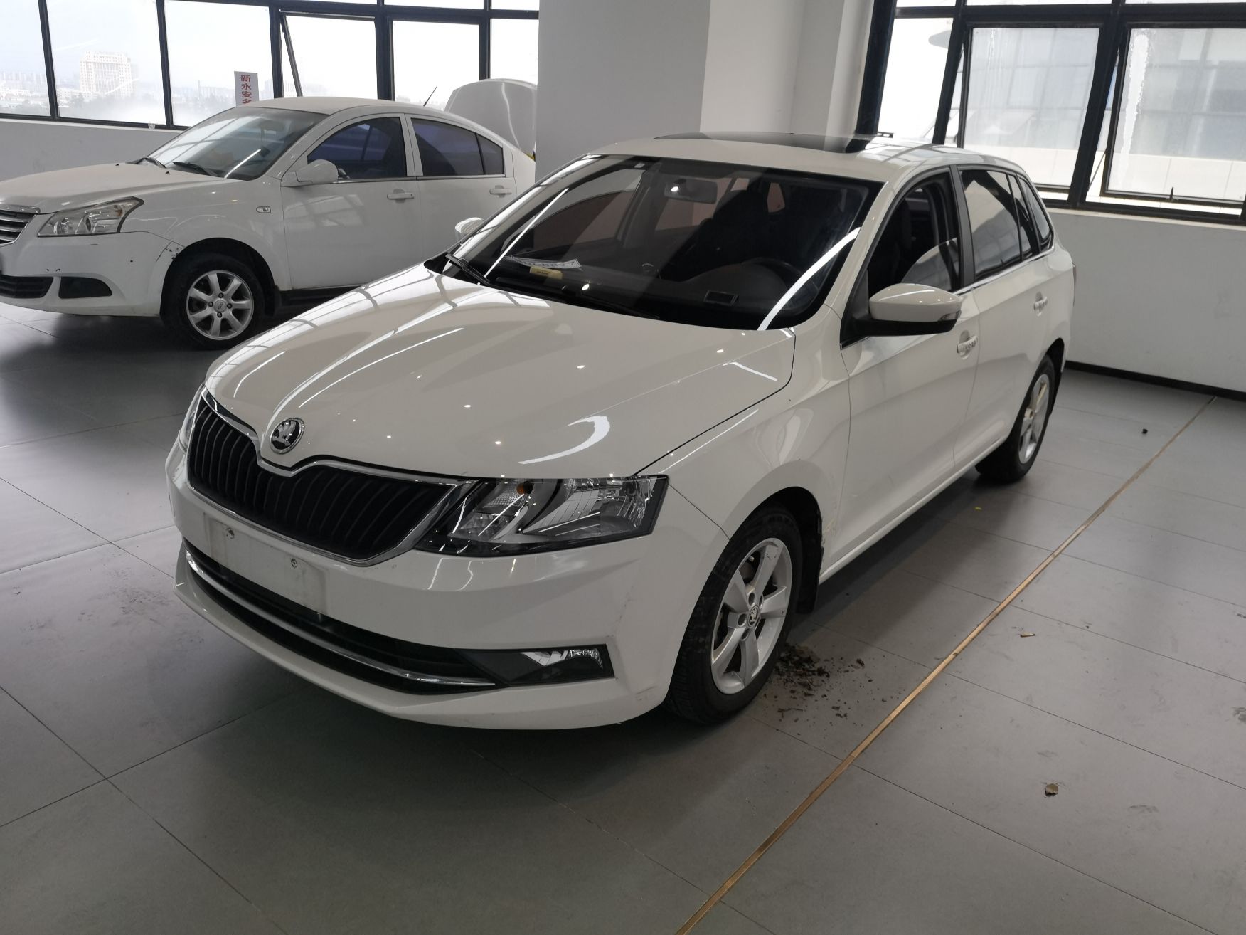 Под передней частью автомобиля