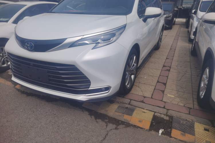 Used Toyota SIENNA 2023 2.5L Hybrid Deluxe Edition