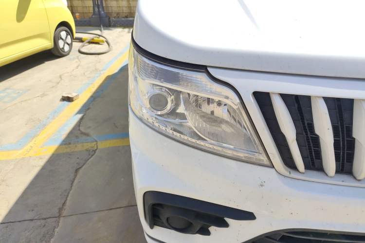 Used CHANGAN KAICHENG Ruixing EM80 2022 Flat Roof with Liftgate 2 Seats 60kW 41.86kWh Right Front Headlight