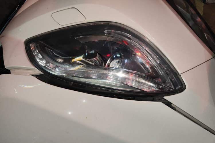 Used Mercedes-Benz M-Class 2014 ML 400 4MATIC Luxury Model Right Front Headlight