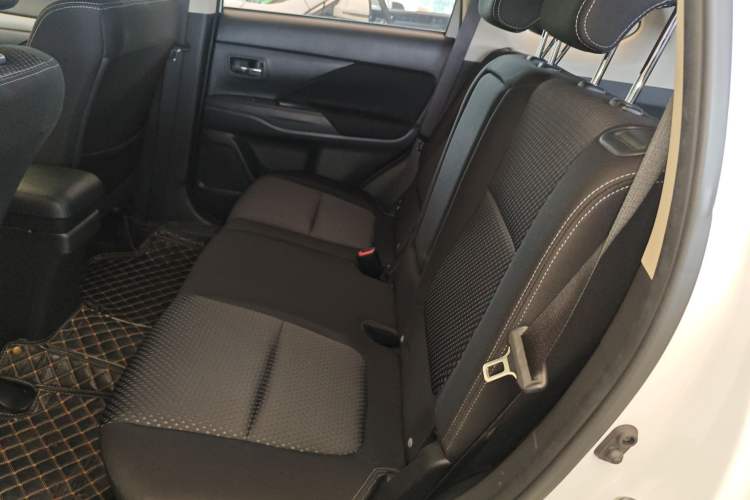 Used Mitsubishi Outlander 2018 2.0L Two-Wheel Drive Fashion Edition 5 Seats Left Rear Seat