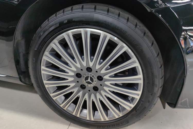 Used Mercedes-Benz E-Class 2019 Facelifted E 300 L Stylish Version Right Front Wheel Hub