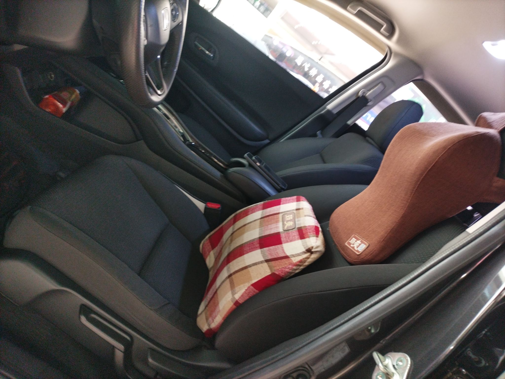 المقاعد الأمامية داخل السيارة