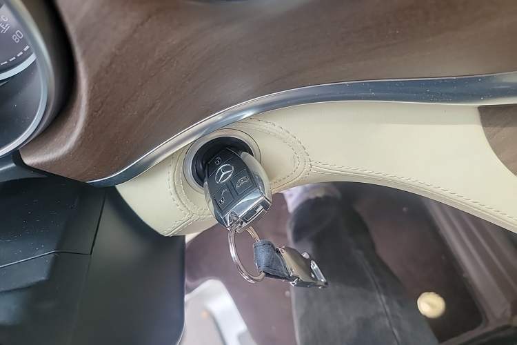 Used Mercedes-Benz V-Class 2020 V 260 Avantgarde Edition Vehicle Key