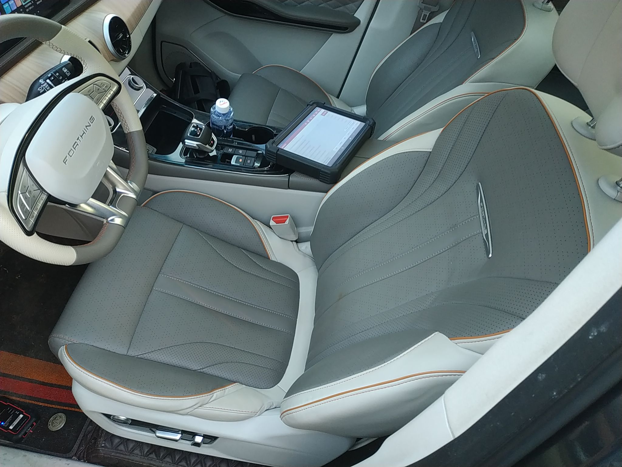 Переднее сиденье в автомобиле