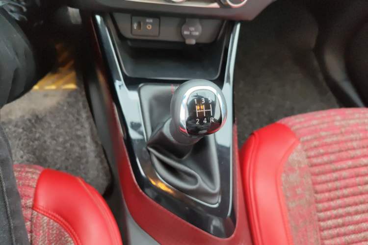 Used Nissan Lannia 2016 1.6L Manual Cool Edition Gear Lever