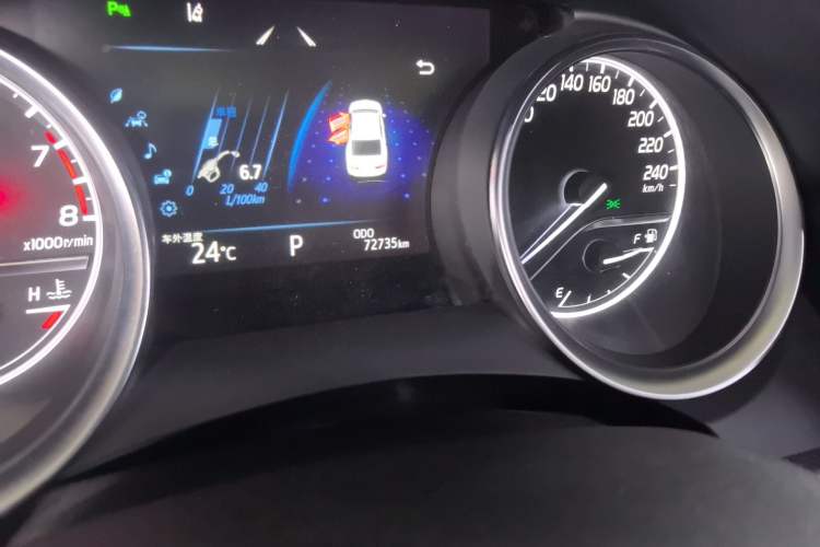 Used Toyota Camry 2018 2.5G Luxury Edition Odometer Close Up