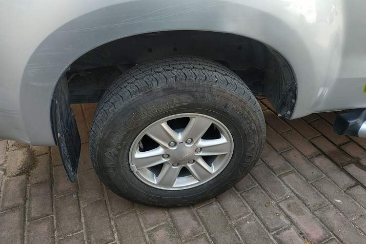 Used Isuzu D-MAX 2019 2.5T Two-Wheel Drive Manual Flagship Version China VI Emission Standard Extended Length JE4D25Q6A
