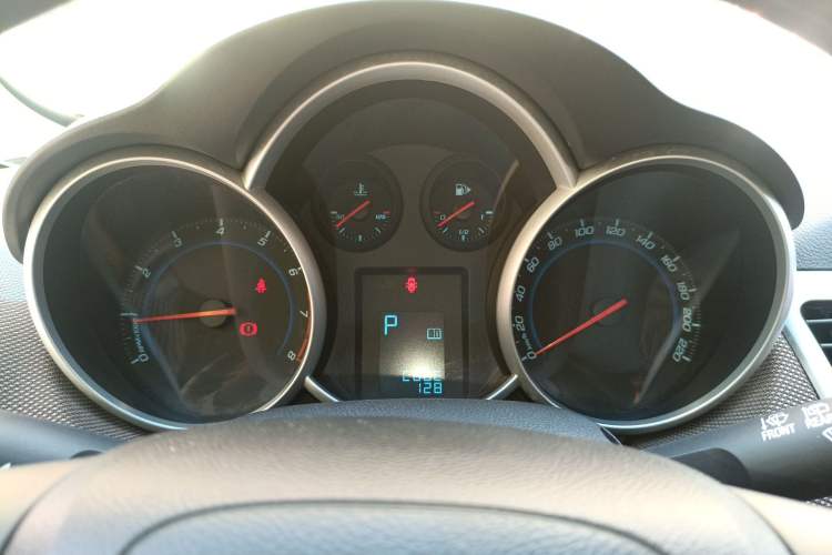 Used Chevrolet Cruze 2015 Hatchback 1.6L Automatic Comfort Edition Instrument Cluster