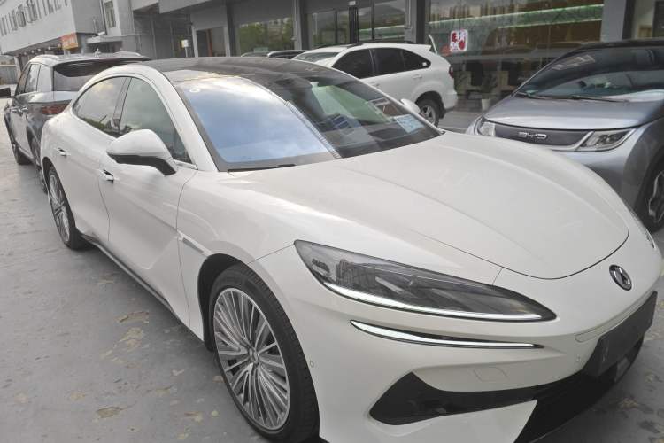 Used Denza Z9 2024 1100 km All-Wheel-Drive Ultra Version Front Right 45 Deg