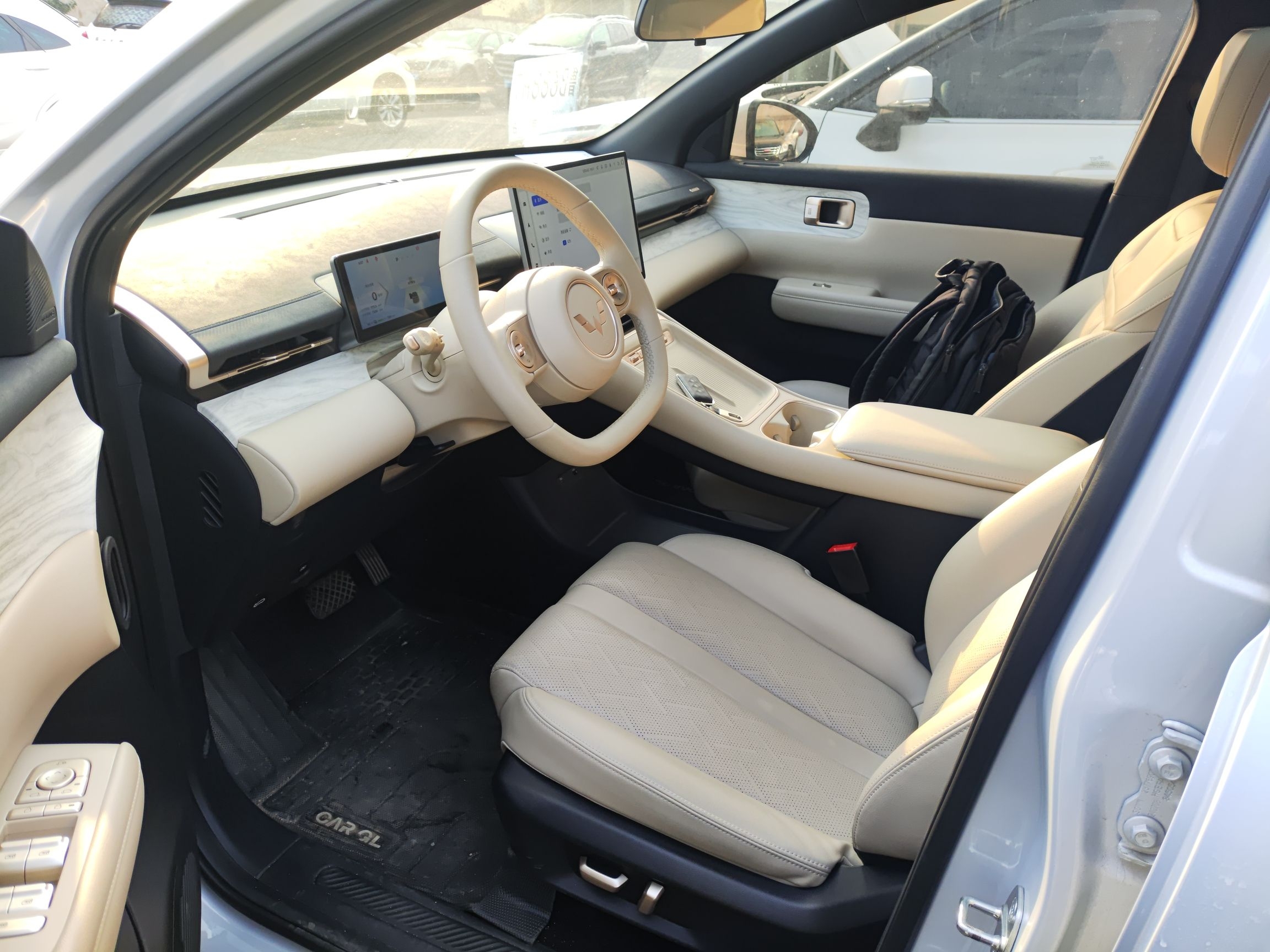 المقاعد الأمامية داخل السيارة