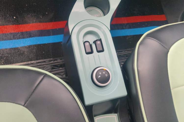 Used Wuling Hongguang MINIEV 2022 Macaron Premium Model – Lithium Iron Phosphate Gear Lever