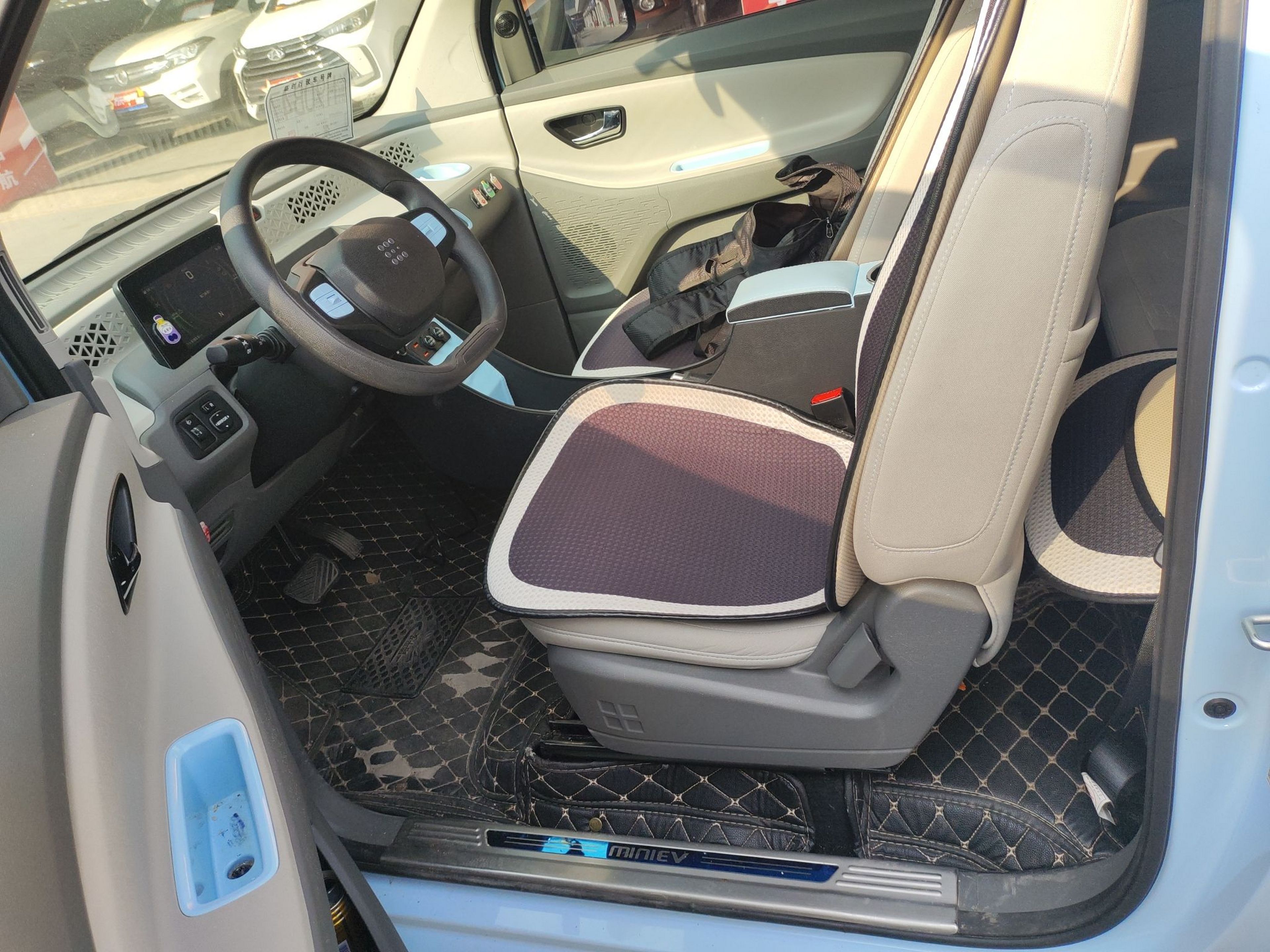 Переднее сиденье в автомобиле