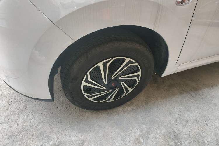 Used Wuling Hongguang New Energy 2024 All-Electric Model 300KM Standard Version Left Front Wheel Hub