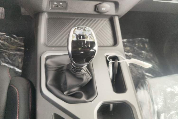 Used RELY Venucia R08 2025 Model 2.3T 6MT 2WD Diesel Long Box Exclusive Edition Gear Lever