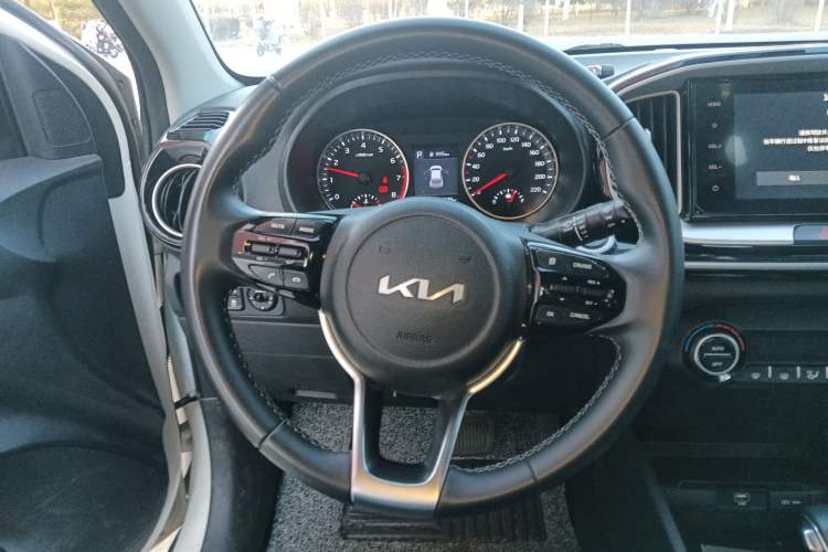 Used Kia kx1 Stonic 2021 1.4L CVT Sunroof Model
