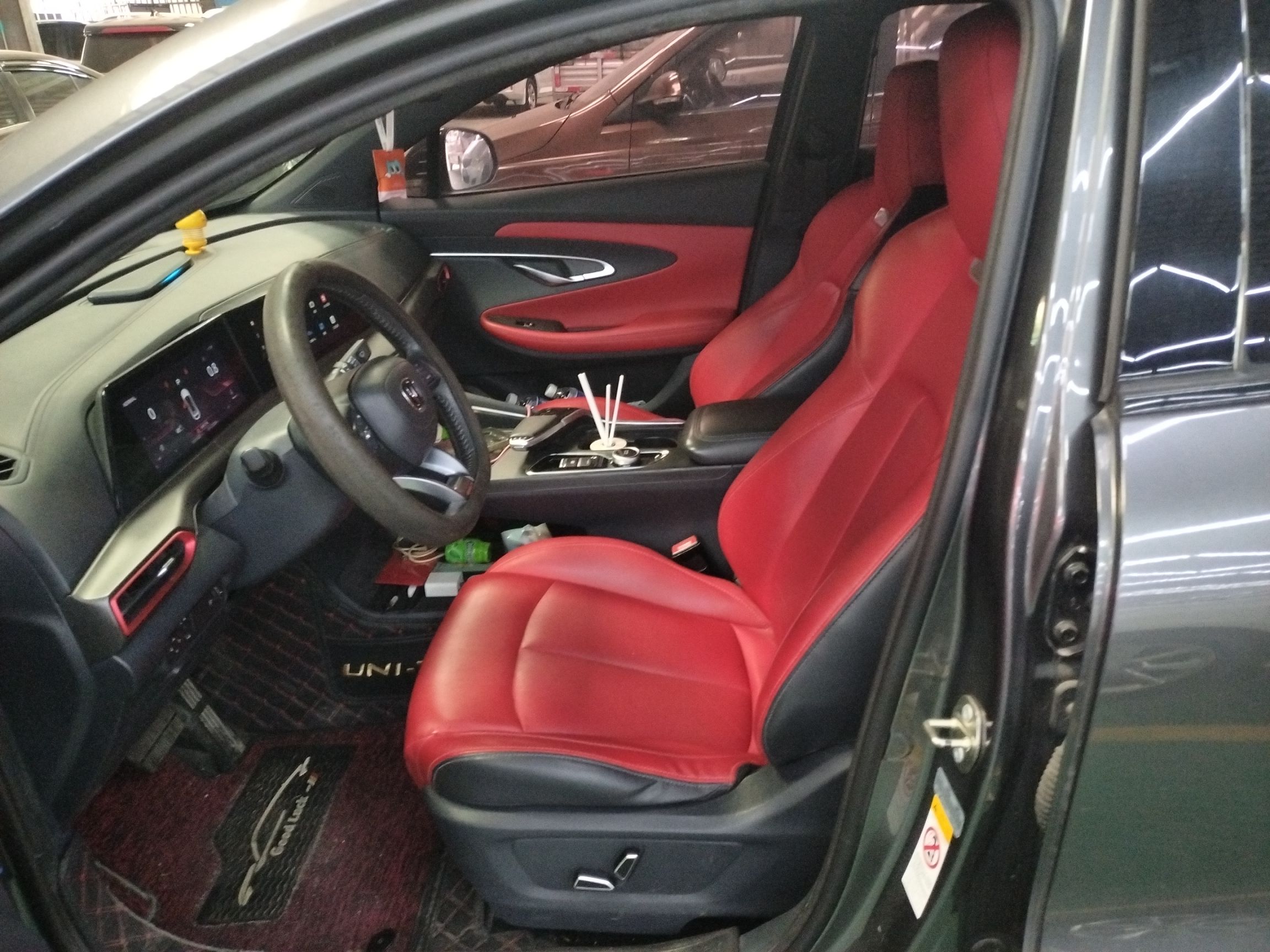 Переднее сиденье в автомобиле