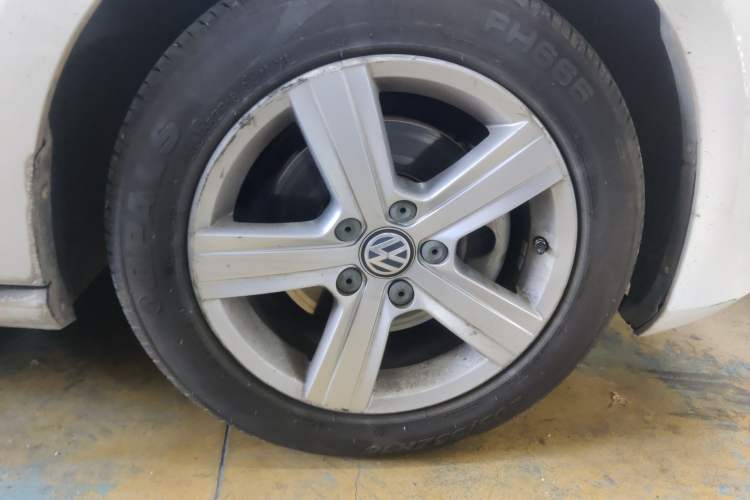 Used Volkswagen Golf 2014 1.6L Automatic Comfort Model Right Front Wheel Hub