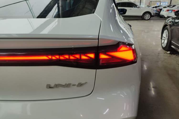 Used Changan UNI-V 2024 1.5T High-Energy Version
