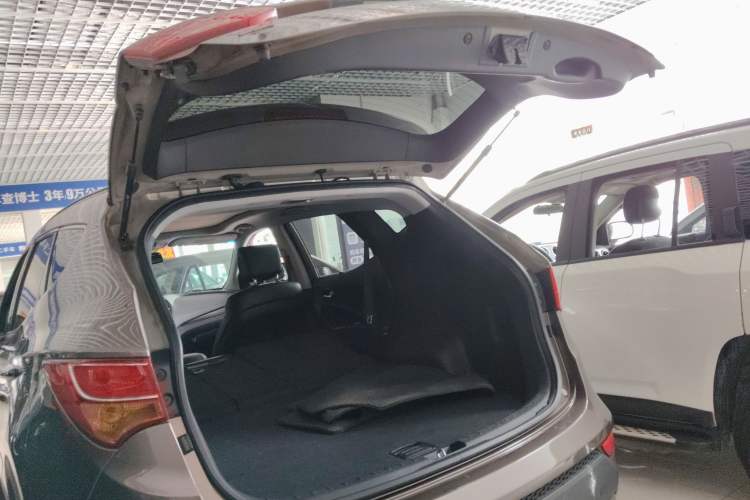 Used Hyundai Santa Fe 2013 2.4L Automatic Two-Wheel Drive Smart Version Trunk