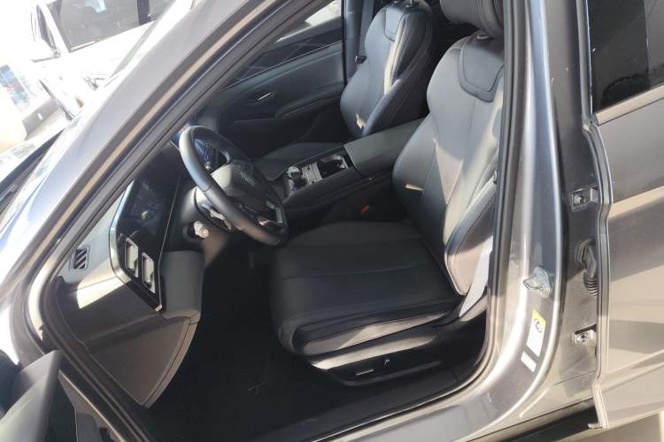 Used BYD Qin L 2025 DM-i Smart Drive 120KM Leading Model