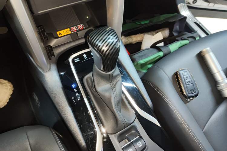 Used Toyota Corolla Cross 2024 2.0L Smart Electric Hybrid Dual-Engine Flagship Version Gear Lever