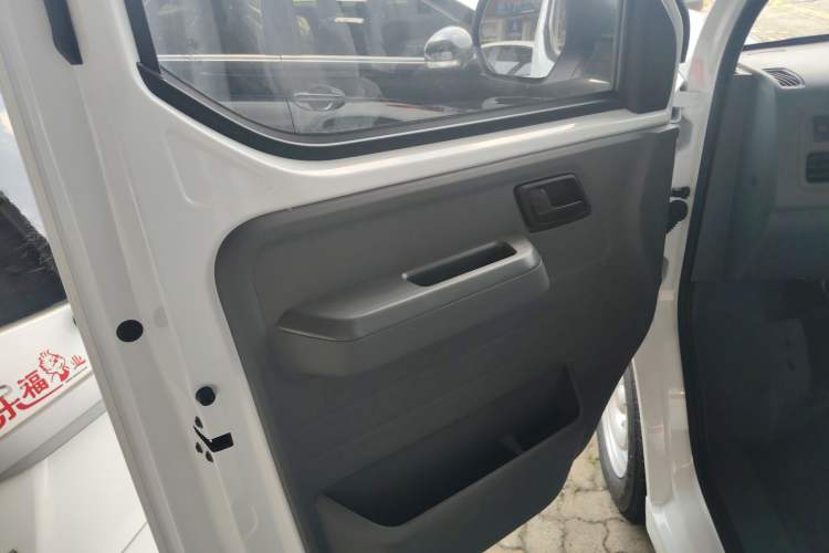 Used Wuling Yangguang 2024 300KM Comfort Version Passenger Van 75kW