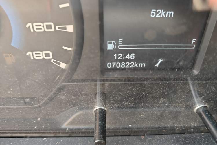 Used Iveco Daily 2023 2.5T V37 Van Long Wheelbase Mid-Roof Design Dual Tires Side-Swing Doors 2-3 Seater