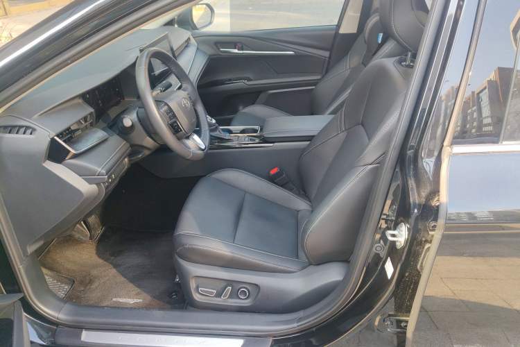 Used Toyota Camry 2024 Dual-Motor 2.0 HGVP Luxury Edition
