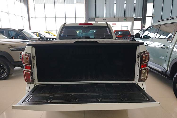 Used Isuzu D-MAX 2023 1.9T Automatic All-Wheel Drive V-CROSS Flagship Edition
