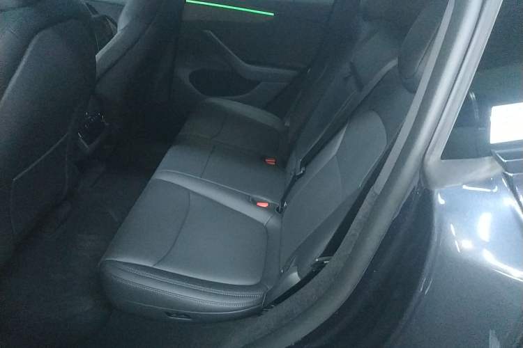 Used Tesla Model Y 2025 Long-Range All-Wheel-Drive Version Interior 4