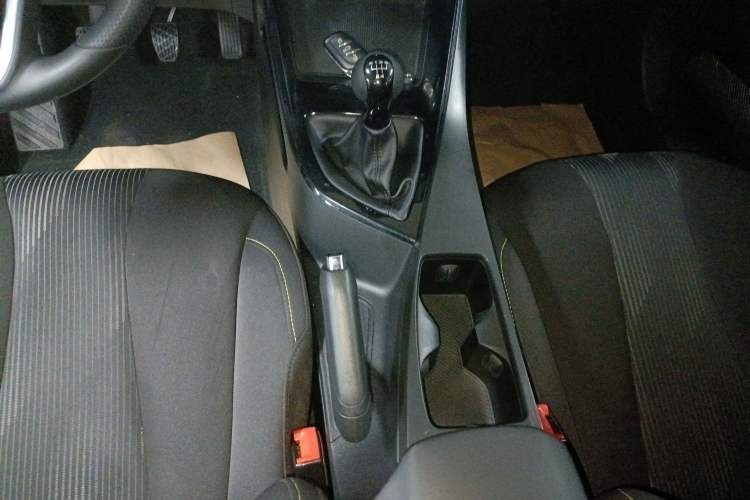 Used Roewe i5 2021 1.5L Manual Platinum Edition Gear Lever