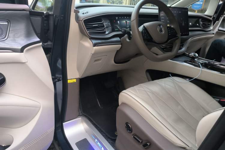 Used Denza D9 2022 DM-i 1040 Prestige Model
