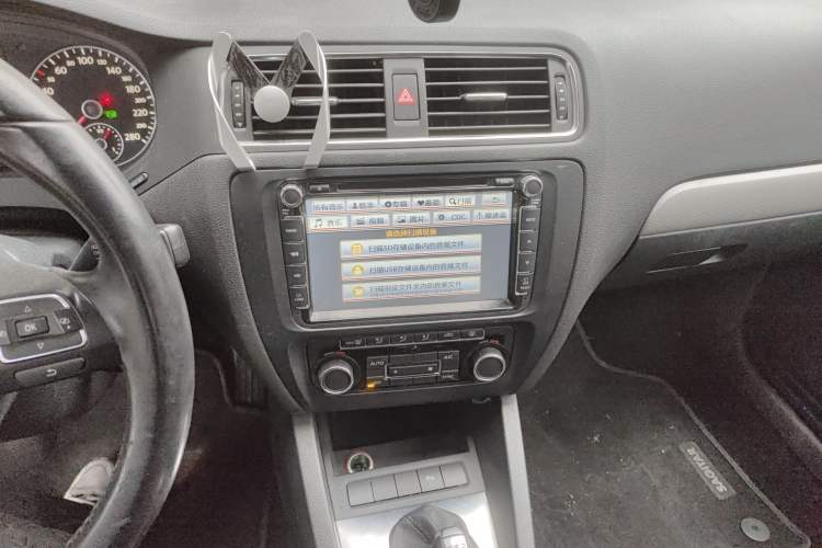 Used Volkswagen Sagitar 2014 1.4TSI Automatic Luxury Model Audio And AC Panel