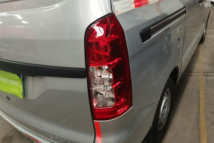Used Wuling Hongguang V 2022 1.5L Jingqu Edition Enclosed-Window Vehicle with Hydraulic Power Steering LAR
