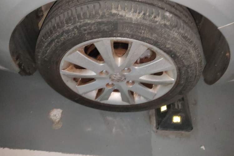 Used Buick Excelle 2013 1.5L Automatic Luxury Model Right Front Wheel Hub