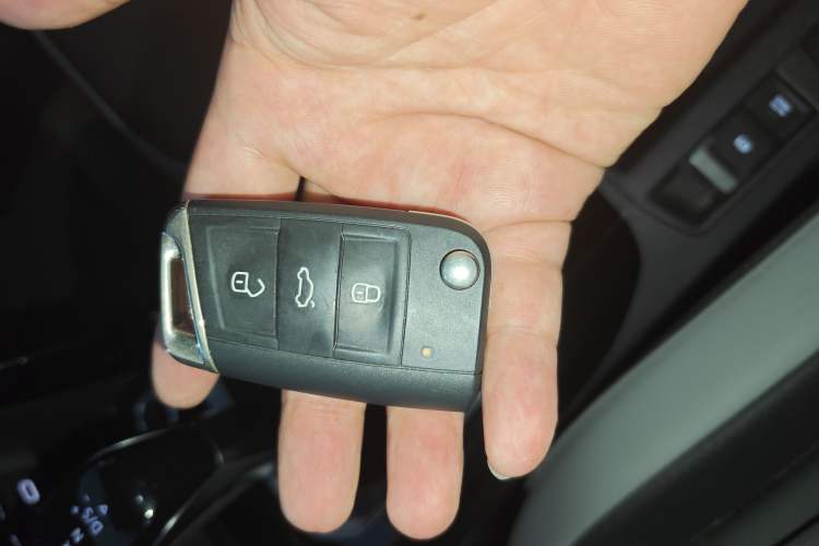 Used Volkswagen T-ROC 2025 Facelifted 300TSI DSG Two-Wheel-Drive Chen Guang Edition
