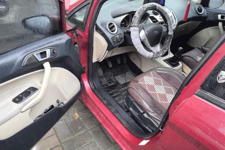 Used Ford Fiesta 2009 Sedan 1.5L Manual Fashion Edition Driver Seat