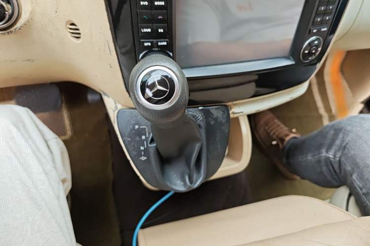 Used Mercedes-Benz Vito 2011 2.5L 7-seater executive version Gear Lever