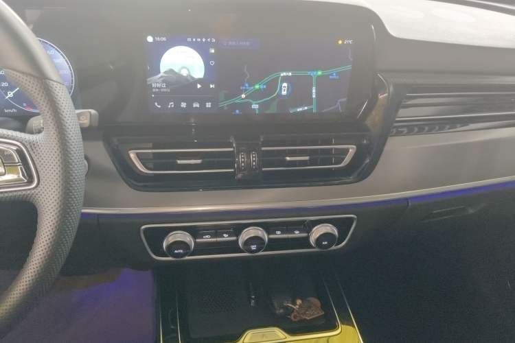 Used Hongqi HS5 2023 2.0T Four-Wheel Drive Flagship Pro Edition Audio And AC Panel