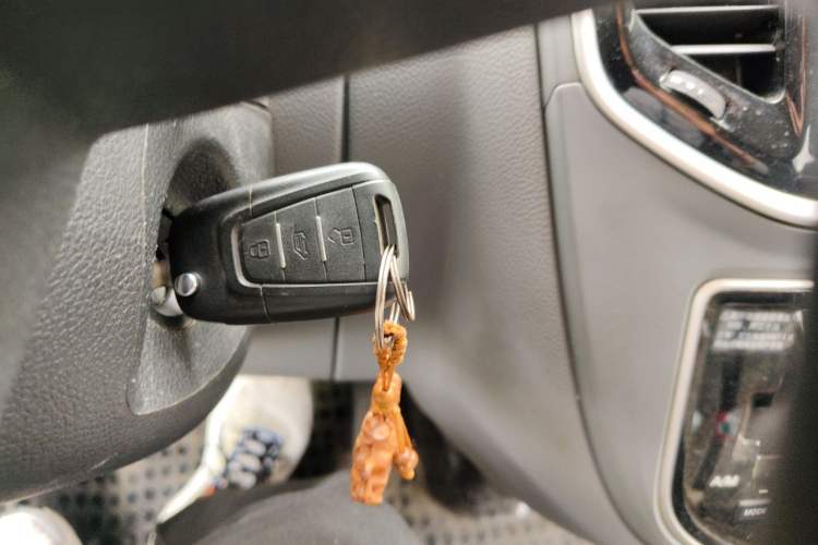 Used SAIC MAXUS Xintu V80 2023 2.0T AMT Classic Aoyuntong Short Wheelbase Mid-Roof 5/6-Seater
