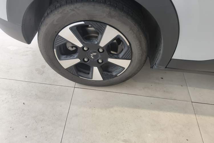 Used Wuling Bingo PLUS 2024 330 km Range Five-Seater Version Right Rear Wheel Hub